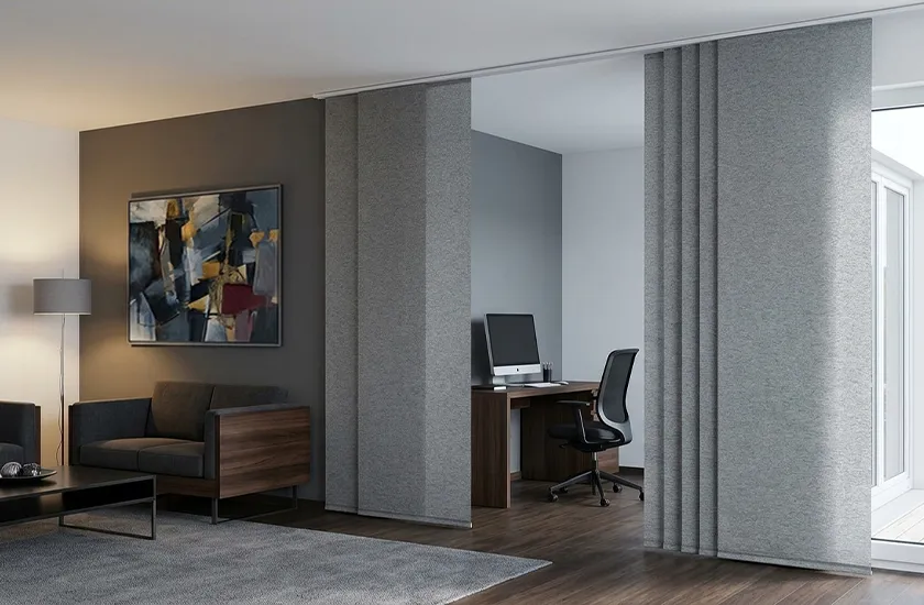 Modernes Wohnzimmer mit Homeoffice Arbeitsplatz der mit Raumteiler Vorhang abgegrenzt ist