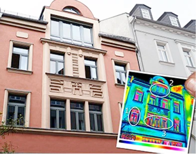 Hausfassade mit eingeblendeter Wärmebildkamera-Aufnahme, zeigt Wärmeverluste an Fenstern und Gebäudefassade